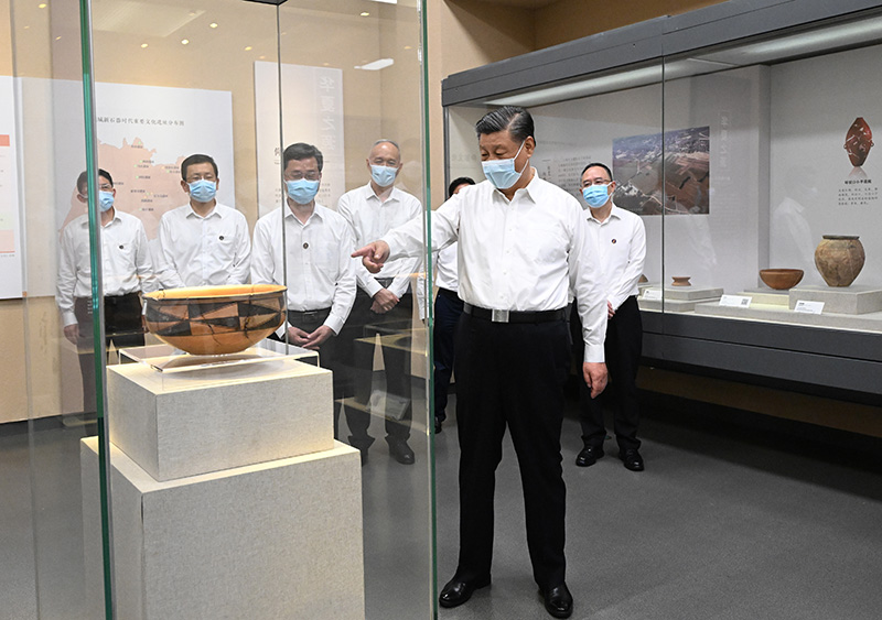 5月16日下午，中共中央总书记、国度主席、中央军委主席习近平在前往陕西西安主持中国－中亚峰会途中，在山西运城博物馆调查。