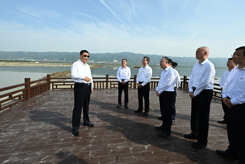 5月16日下午，中共中央总书记、国度主席、中央军委主席习近平在前往陕西西安主持中国－中亚峰会途中，在山西运城盐湖调查。